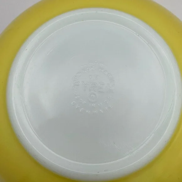 Pyrex Yellow Mixing Bowl #404 Primary Colors 4 Qt Large Nesting MCM Vintage - Picture 5 of 7